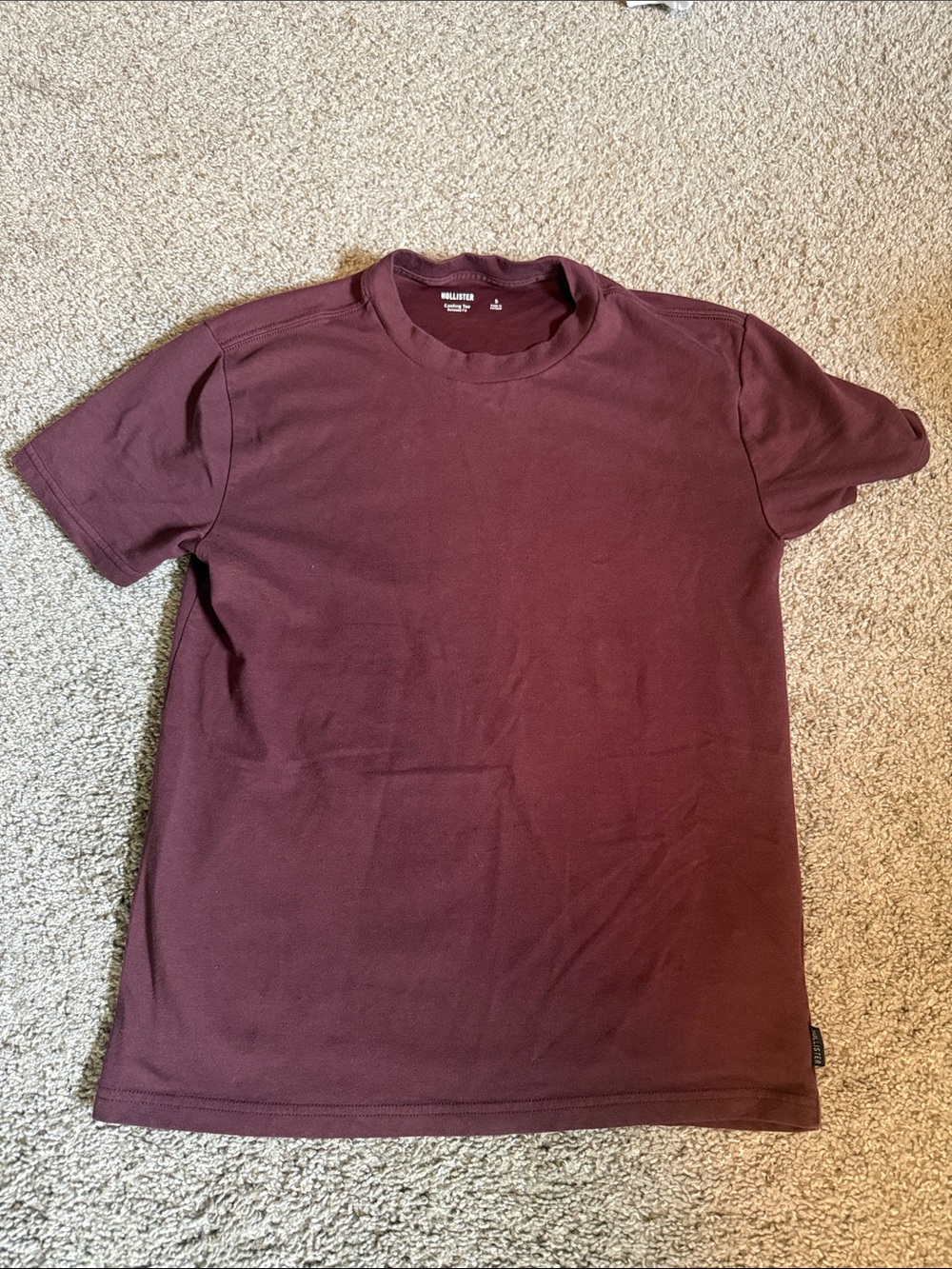 Hollister Men's Short Sleeve Crew Tee in Burgundy